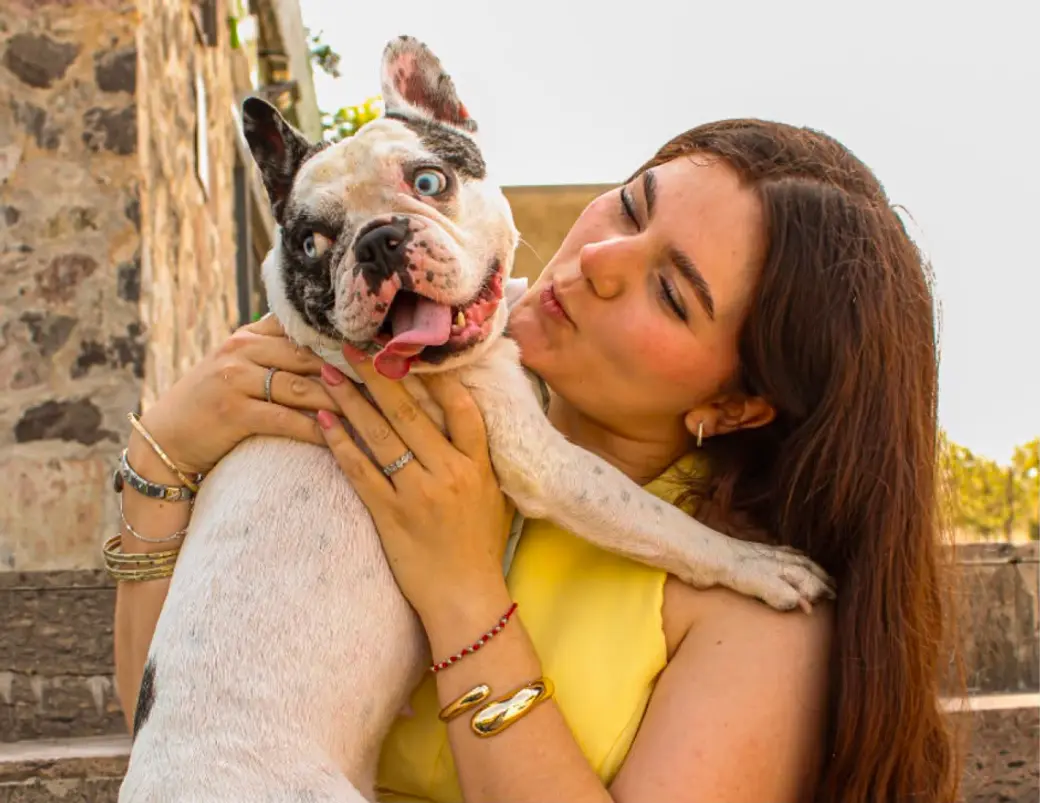 Rubi, fundadora de Bubbles Pets Spa, con la frenchie Burbuja